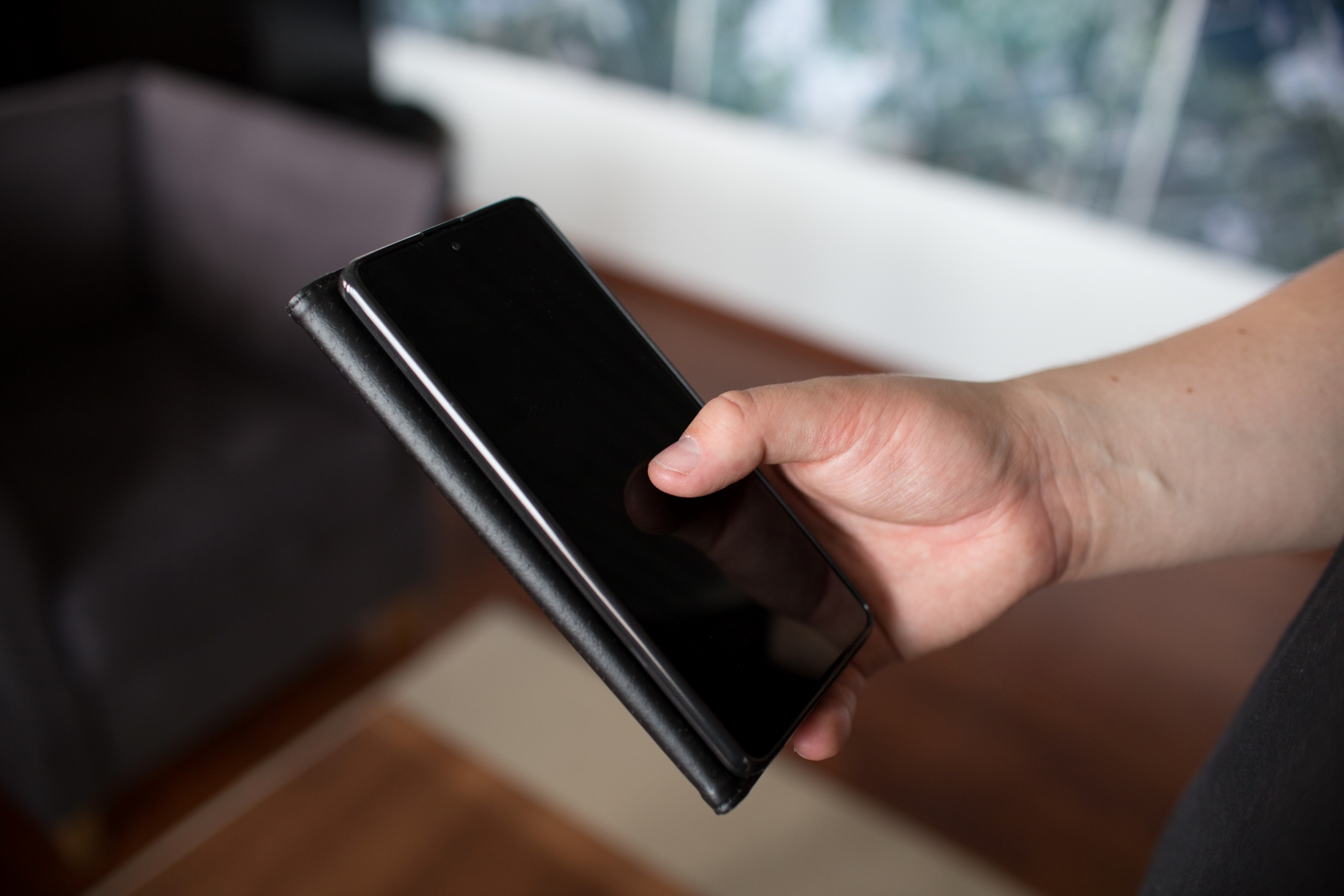 Puhelin henkilön kädessä.